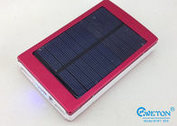 10000 の mAh の赤い携帯用太陽エネルギー銀行、トーチを持つ太陽エネルギー携帯電話の充電器