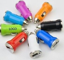 導かれるを用いる昇進の小型 USB 車の充電器はつきます